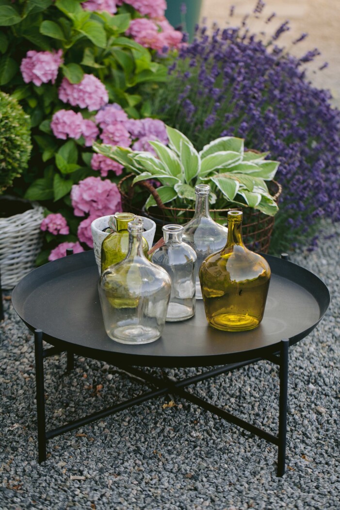 Från att tidigare enbart valt vitt och grönt har Helen försiktigt börjat plocka in fler färger, den rosa hortensian blir ytterligare ett vackert blickfång. Rosa hortensia.