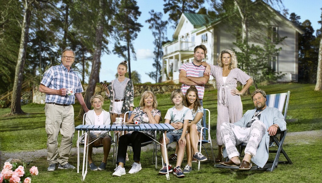 ”Jag sitter inte och njuter över att titta på mig själv precis, haha. Men barnen tycker att serien är ganska rolig och det är ju enkel humor som man kan skratta tillsammans åt i olika åldrar”, säger Rakel Wärmländer om <em>Sommaren med släkten</em>. Gruppbild från inspelningen av tv-serien Sommaren med släkten.