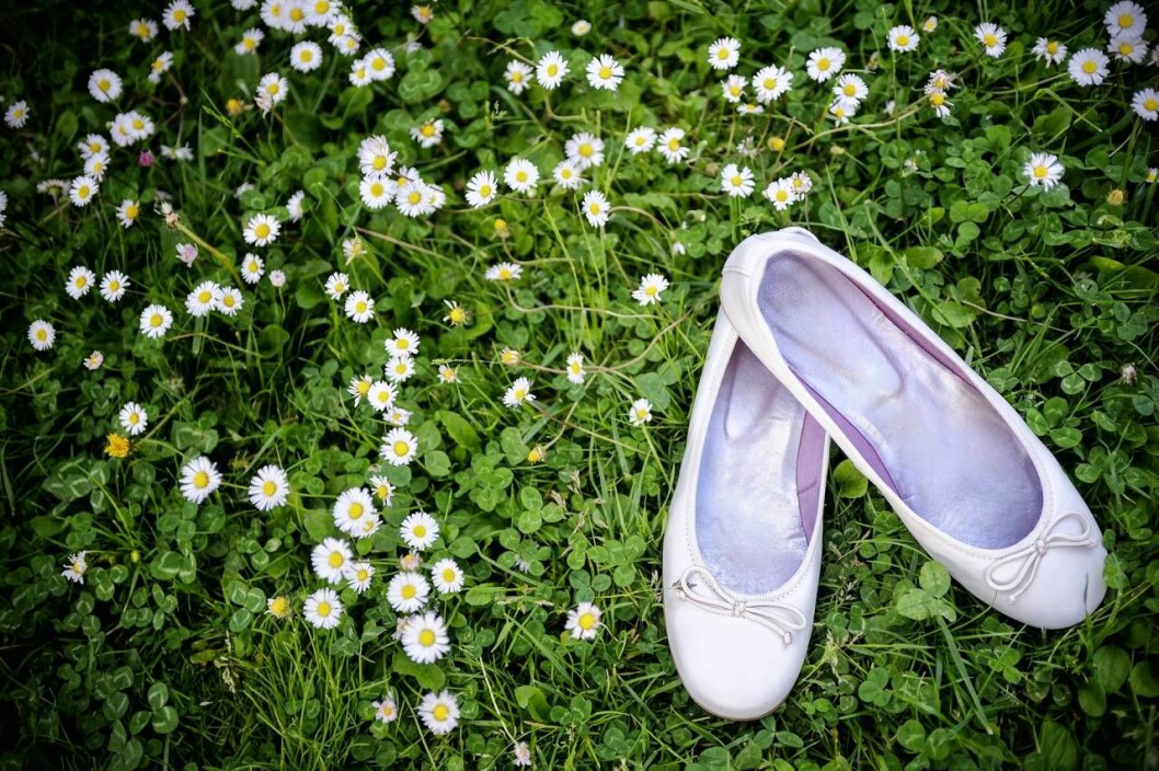 Ballerinaskor är inte lämpliga för längre promenader, menar fotvårdsterapeuten Annica Westerin. Ballerinaskor i gräs