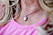 Inzoomad bild på ett halsband runt Anettes hals som föreställer ett hjärta och där det står Joakim.