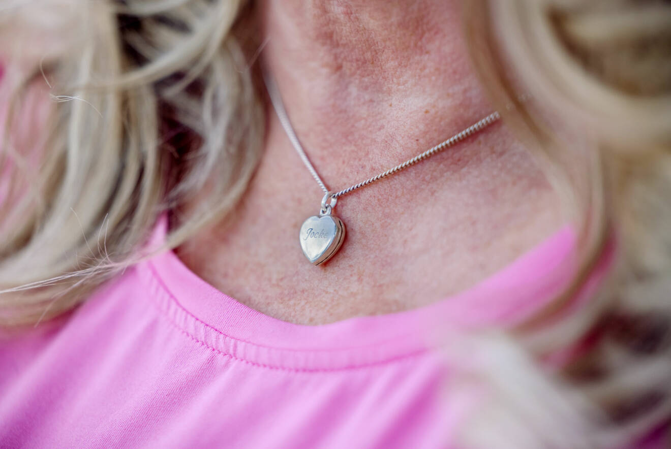 Inzoomad bild på ett halsband runt Anettes hals som föreställer ett hjärta och där det står Joakim.