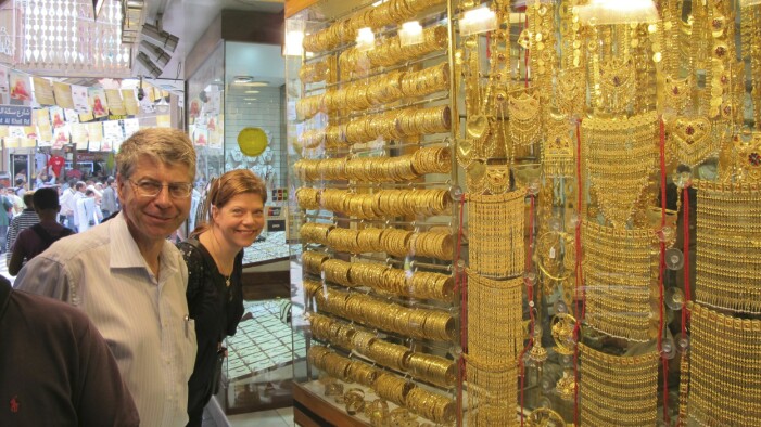Författaren Charlotte Al-Khalili på guldmarknaden i Dubai tillsammans med sin pappa Benny Andersson.