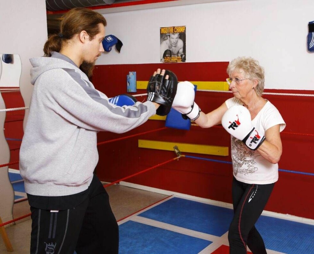 Gun-Britt tränar boxning med instruktören Adam. Foto: Leif Boström Gun-Britt tränar boxning med instruktören Adam.