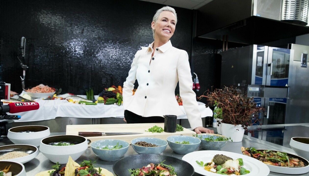 Vad vi lägger på tallriken är en hjärtefråga för Gunhild. Gunhild Stordalen framför skålar med nyttig mat.
