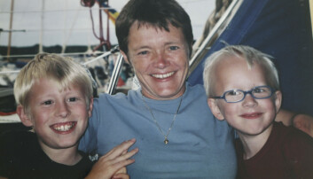 Gunilla sitter i en soffa tillsammans med sönerna Mathias och Hael