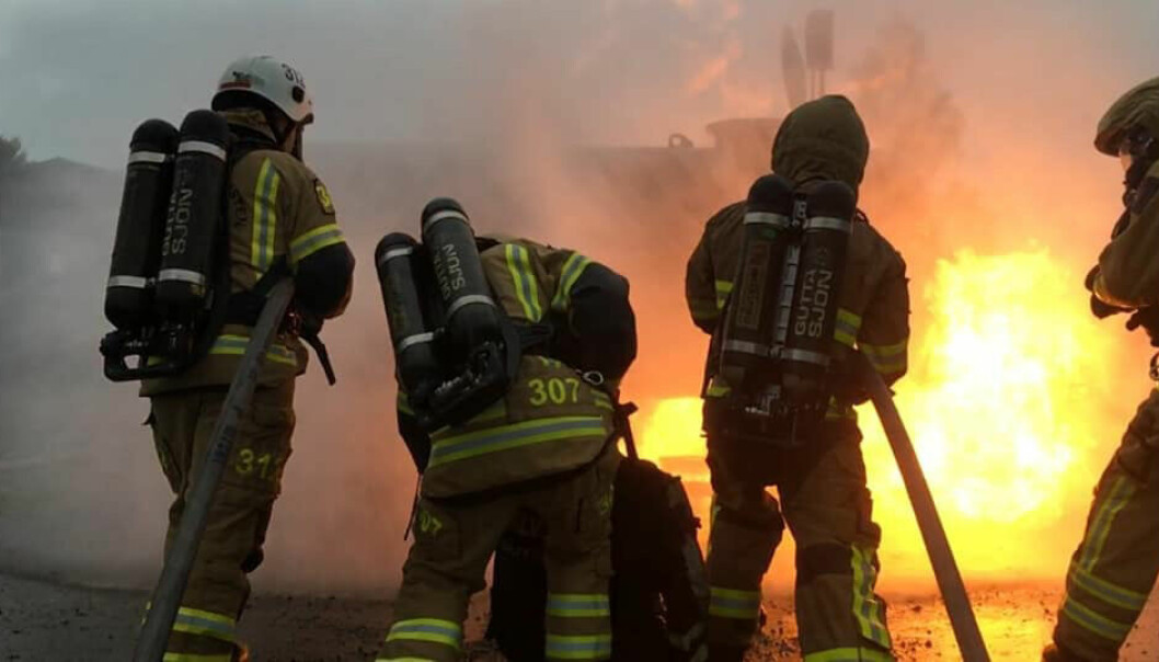 Brandmän släcker brand.