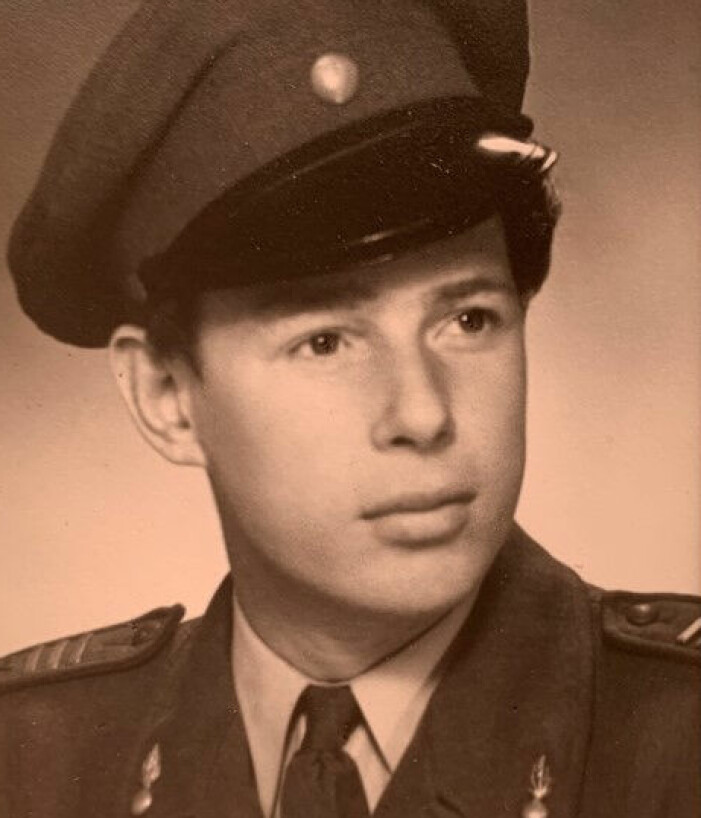 En ung Gunnar Ferm blev furir i Kristianstad innan han gick vidare till polisskolan i Malmö. Våren 1952 hade han precis börjat som polis i Hurva. Gunnar Ferm, polis i Hurva 1952
