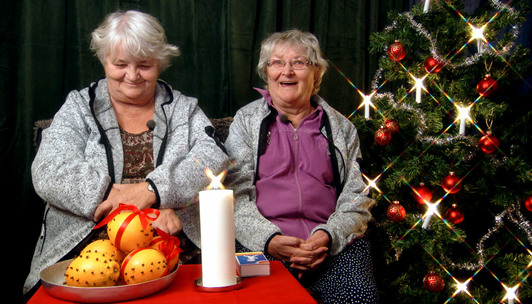 Ullared-profilerna Gunnel och Maritta bjuder på mycket julglädje. Gunnel och Maritta, profiler från tv-serien Ullared, tänder ett ljus.