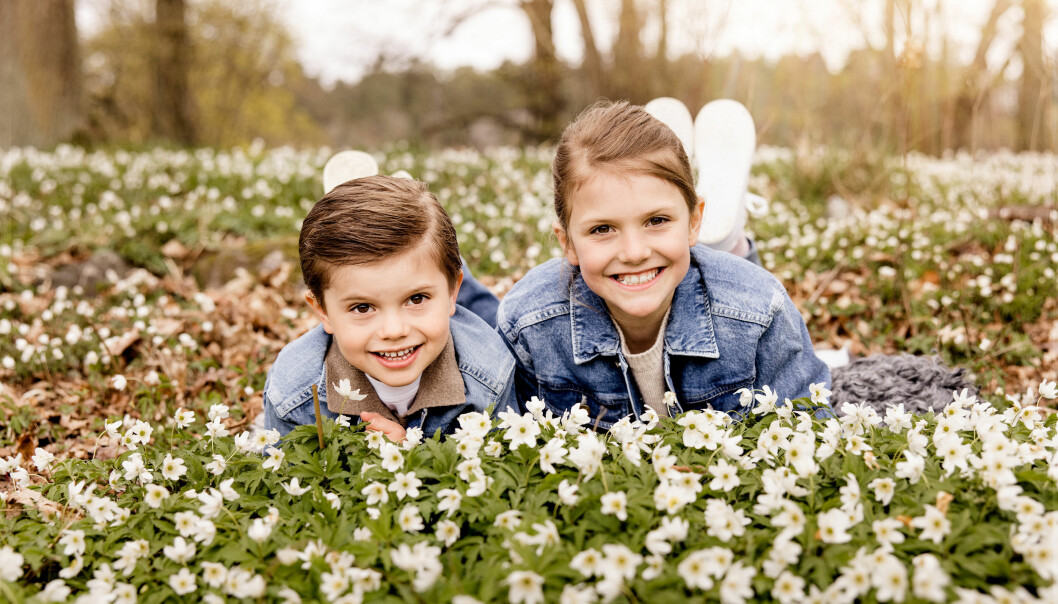 Kronprinsessfamiljen fotograferade vid Haga slott, maj 2021. Prinsessan Estelle och Prins Oscar njuter av vårvädret! estelle oscar