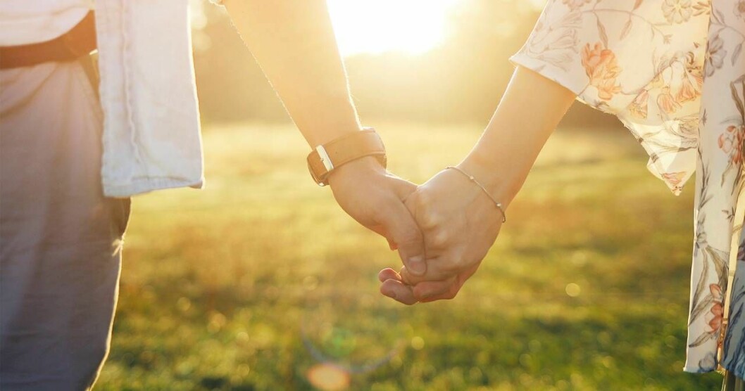 Ett tips för att behålla god stämning under semestern är att lyssna på din partners önskemål. Foto: TT En man och kvinnas händer som håller i varann.