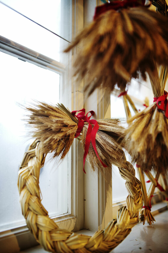 Halmfigurer är en klassisk dekoration att ta fram i december. Foto: TT Halmfigur som man kan hänga i fönstret.
