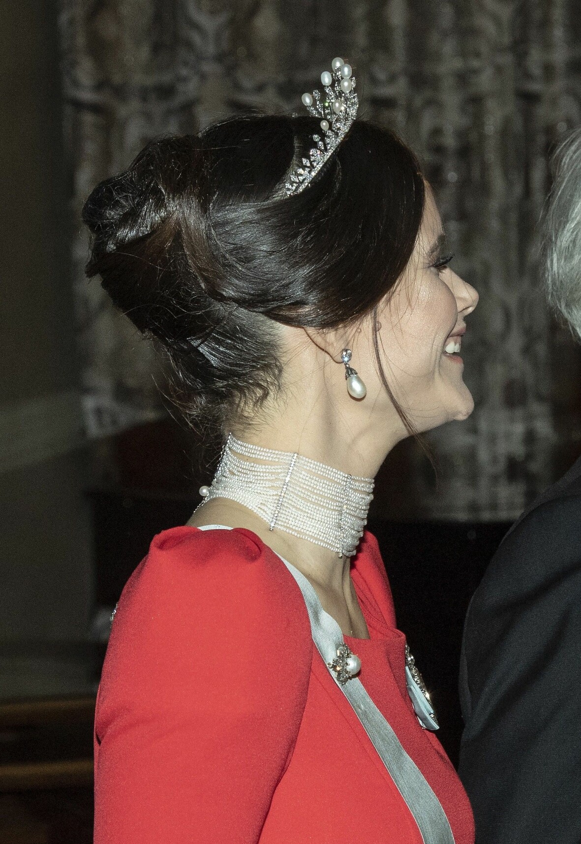Det tog 300 timmar för Amanda att tillverka halsbandet som Sofia bar på Nobelfesten 2018. Halsbandet som prinsessan Sofia bar på nobelfesten var gjort av Amanda Weibull Laurell.