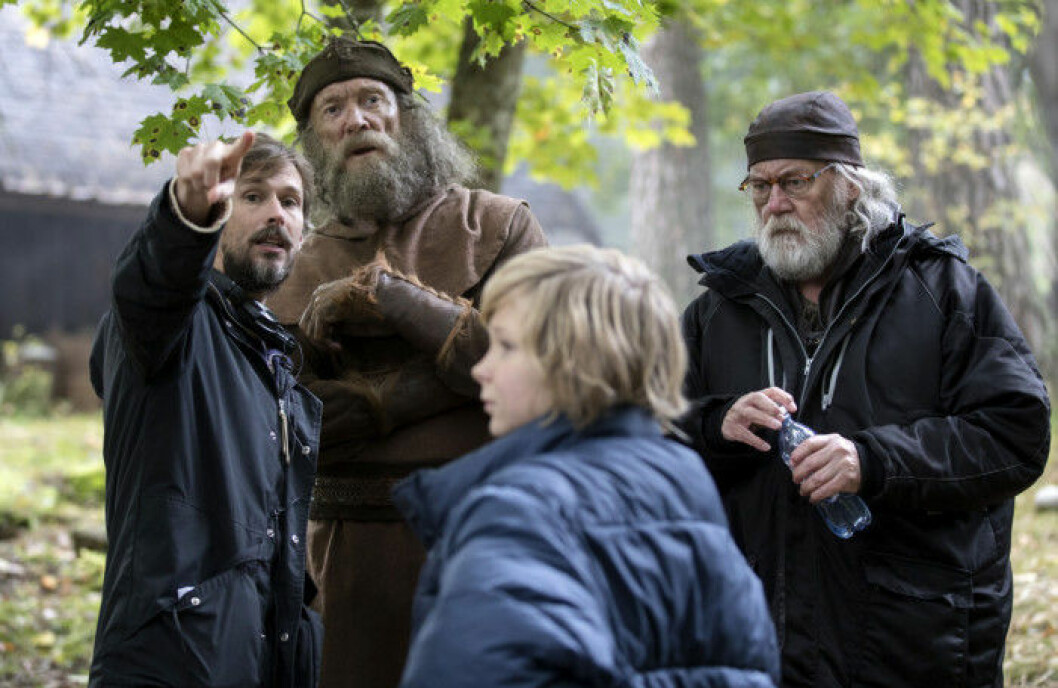 Gustaf Åkerblom har bland annat regisserat barnfilmen Halvdan Viking. Här syns han ge regi åt bland annat Peter Haber och Claes Månsson.