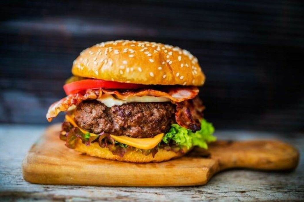 Foto: IBL Hamburgare och all annan mat med högt fettvärde ska undvikas innan sängen eftersom de tar lång tid för magen att bryta ned.