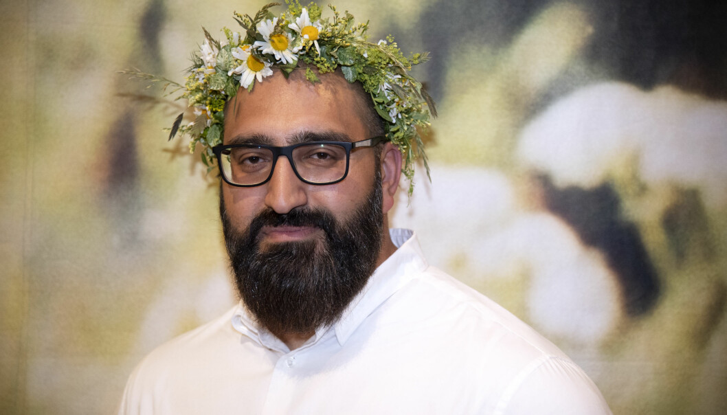 Hamid Zafar. Hamid Zafar med blomsterkrans under presentationen av årets sommarpratare 2019.