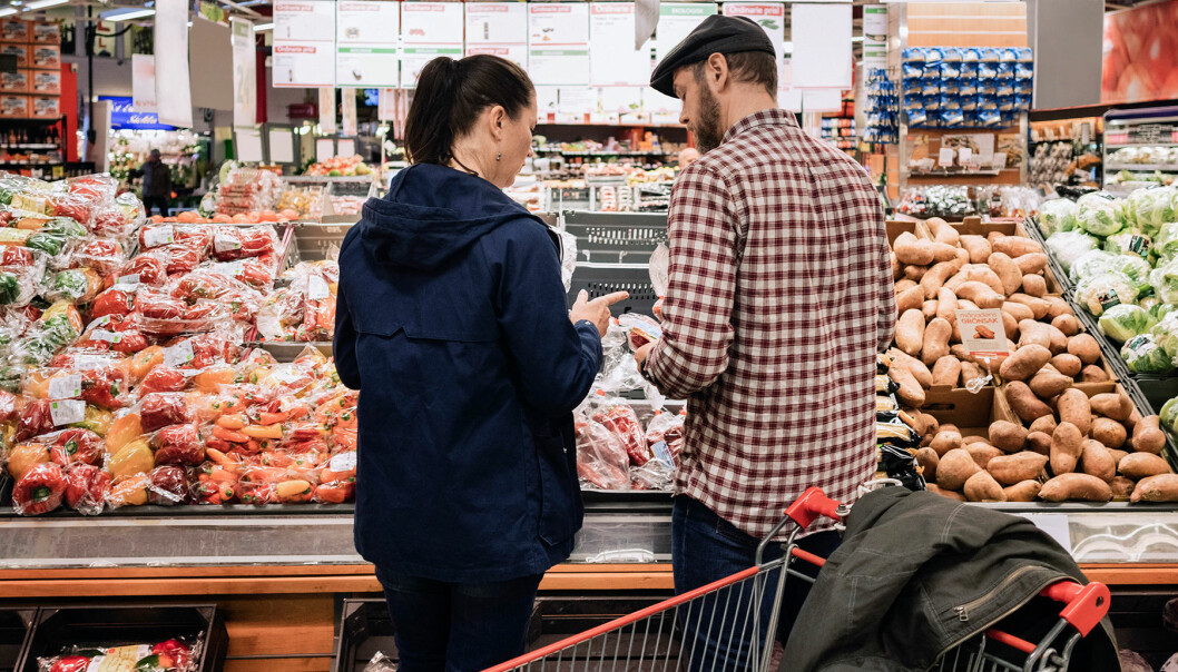Ett par handlar klimatsmart i en livsmedelsaffär