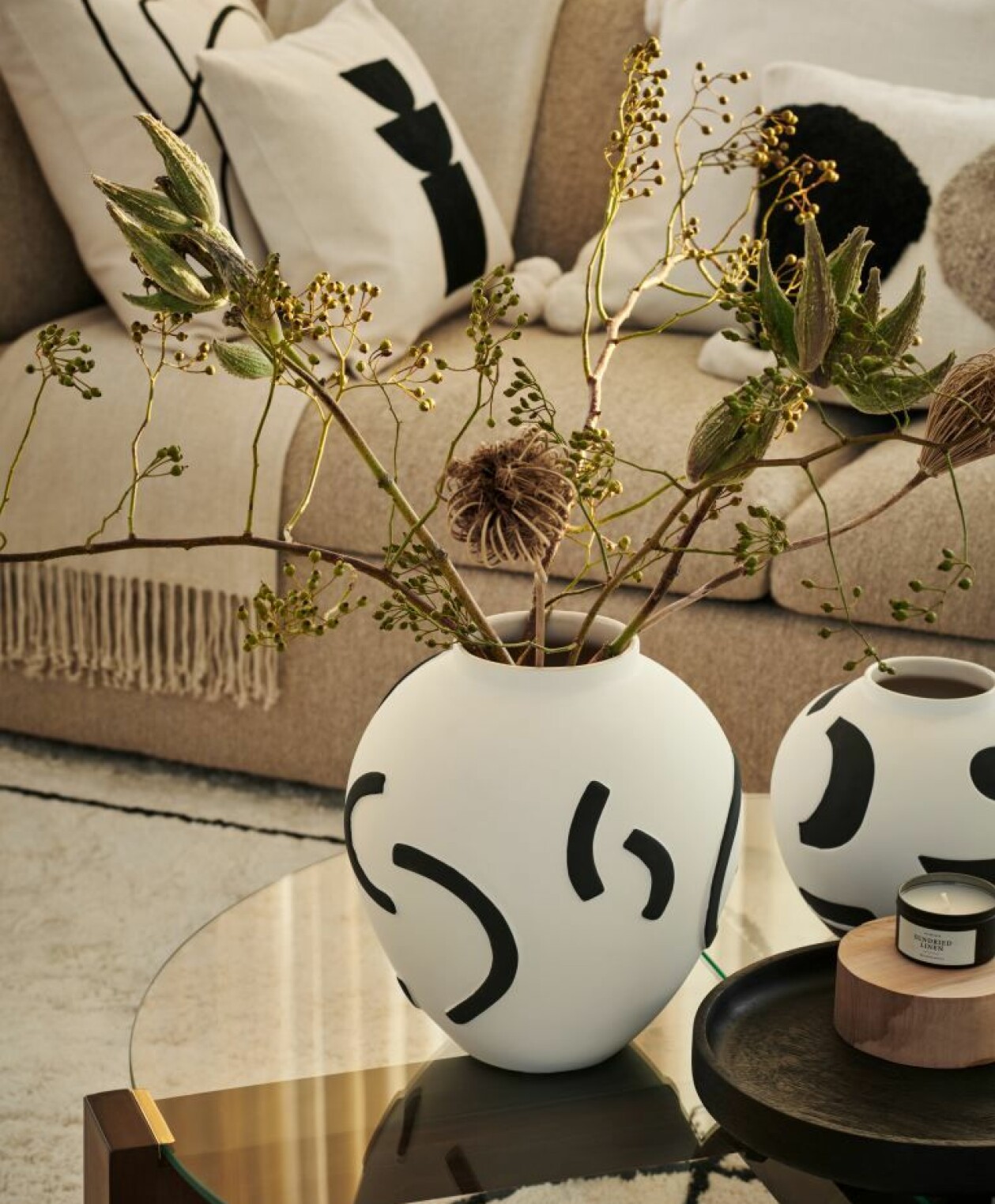 Handmålade vaser med grafiskt mönster i svart och vitt, från H&M Home