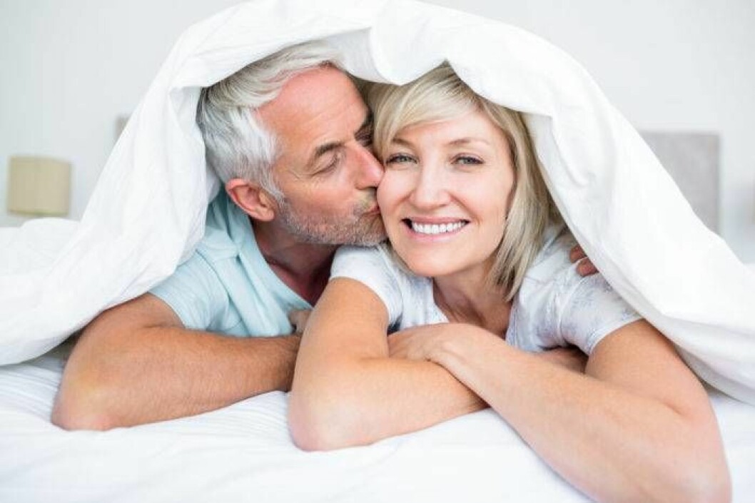 Bild: Shutterstock/IBL Par som kelar i en säng.