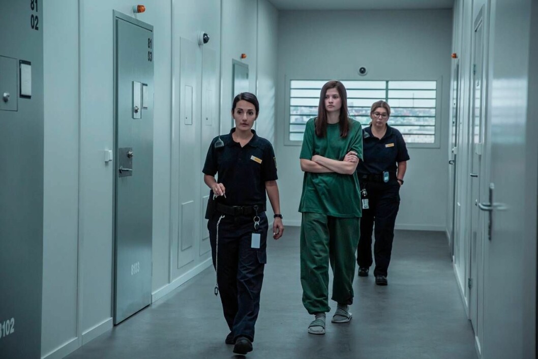 Störst av allt handlar om gymnasieeleven Maja Norberg som blir anklagad för mord. Netflixserien är baserad på Malin Persson Giolitos roman <i>Störst av allt</i>. Foto: Johan Paulin/Netflix En scen från Störst av allt