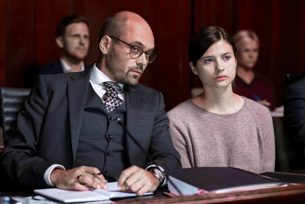 ”Jag kan känna igen mig i min rollkaraktär på så vis, men sedan går ju hon så mycket längre än vad jag skulle göra för kärleken”, berättar Hanna Ardéhn. Foto: Johan Paulin/Netflix Scen från rättegången ur Störst av allt