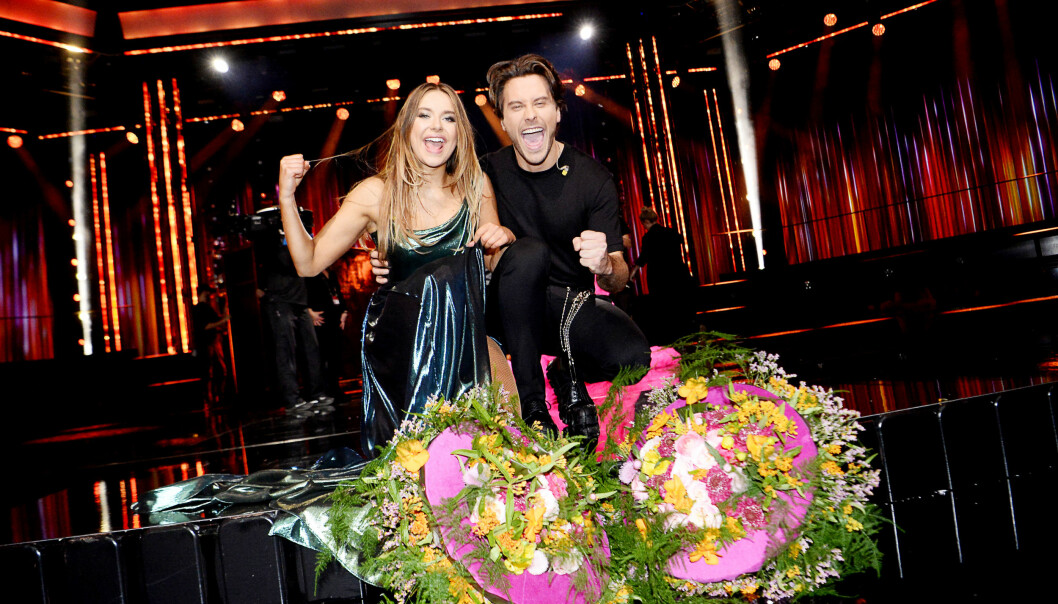 Hanna Ferm och Robin Crone firar att de båda gått vidare till finalen av Melodifestivalen 2020.