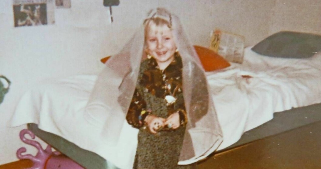 Som barn älskade Hanna att leka tjejlekar. Foto: Privat Som barn klädde Hanna gärna ut sig i slöja och klackskor
