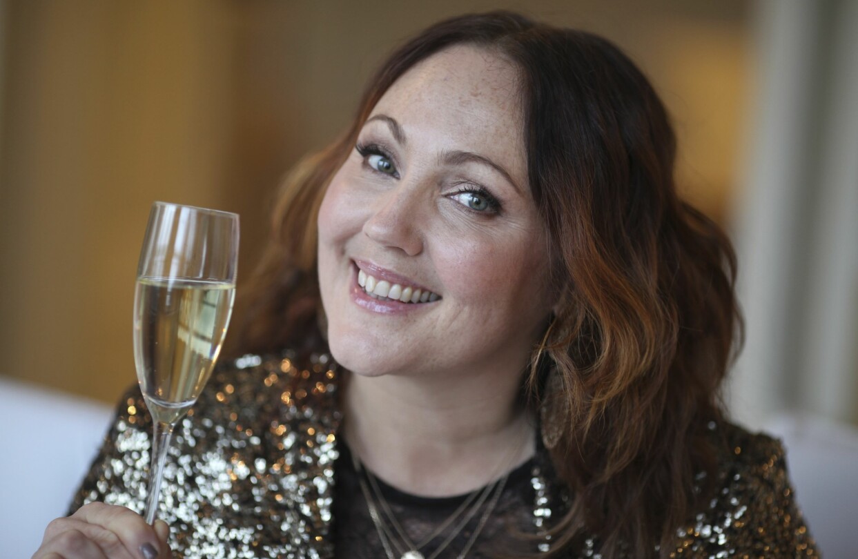 Hanna Hedlund skålar för det nya året. Foto: Frida Funemyr Hanna Hedlund, aktuell i Ture Sventon, höjer ett glas och skålar för 2020.