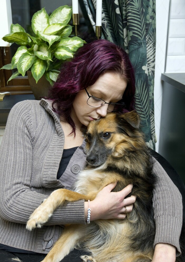 Än mår Hanna inte helt bra, men hon går i terapi och berättar gärna sin historia för att kunna hjälpa andra. Här med hunden Billy. Hanna Milwertz Eliasson är inte helt frisk från sin bipolära sjukdom, här med sin hund Billy.