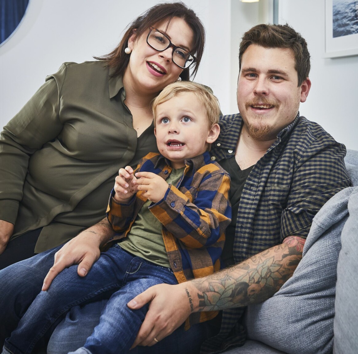 Efter stroken har Hannah och Christian blivit föräldrar till lille Vilhelm. Hannah och Christian sitter i soffan och har sonen Vilhelm mellan sig som de blev föräldrar till efter stroken.