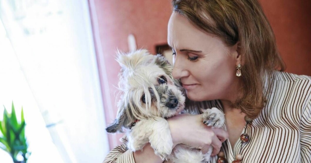 Hundarna betyder mycket för Hanna. Här gosar hon med lilla Eliza. Foto: Petra Älvstrand Hanna gosar med sin älskade hund Eliza