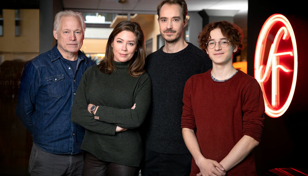 Regissören Hannes Holm tillsammans med skådespelarna Jenny Silfverhjelm, Jonas Karlsson och Simon Larson. Hannes Holm, Jenny Silfverhjelm, Jonas Karlsson och Simon Larson står uppradade framför SF-loggan.
