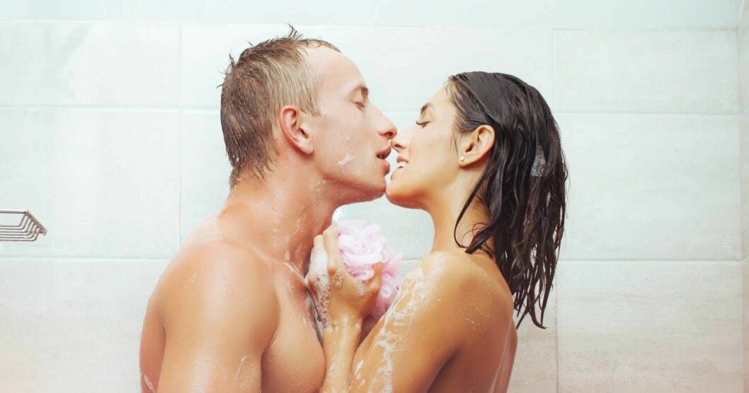Nyfikenhet och variation är viktigt för ett fungerande sexliv. Foto: Shutterstock/TT Man och kvinna hånglar i duschen.