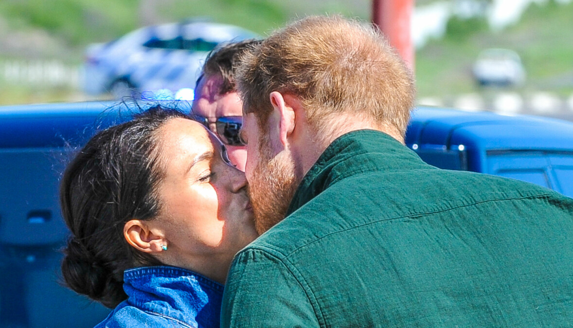 Prins Harry och Meghan Markle pussas.