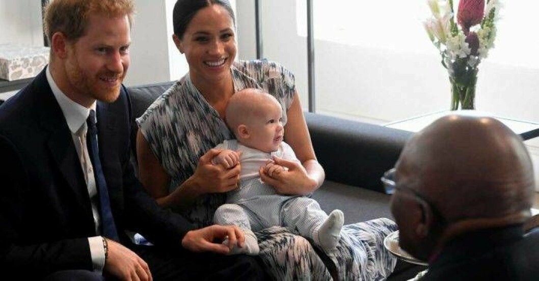 Harry, Meghan och Archie sitter I en soffa och pratar med Desmond Tutu