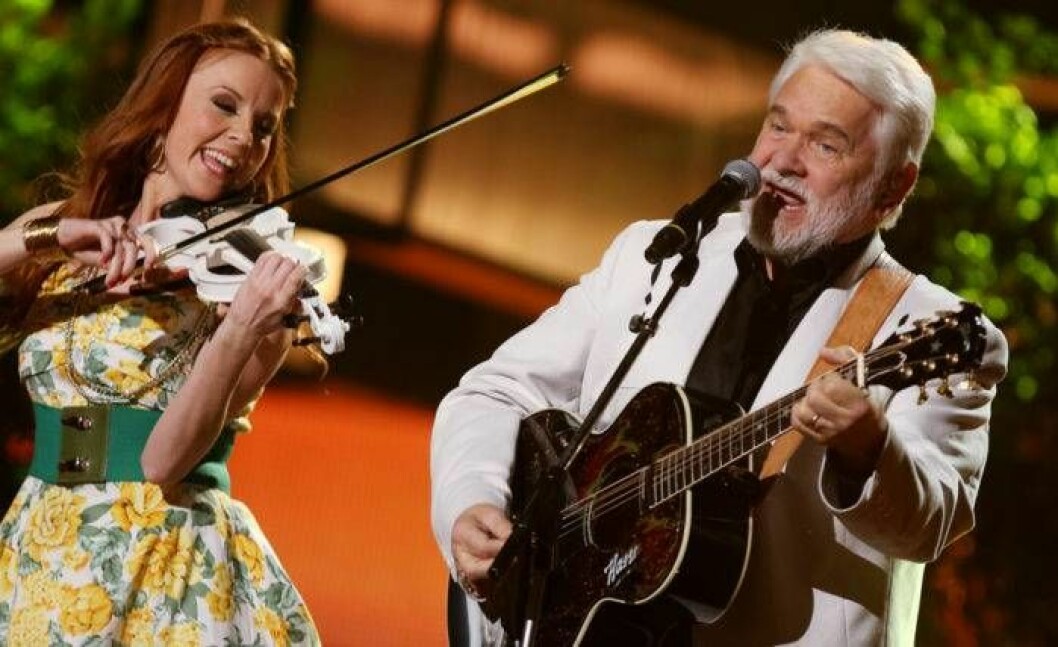 Hasse Andersson och violinisten Jannike Stenlund med den populära <em>Guld och gröna skogar</em> på <em>Melodifestivalen</em> 2015. Foto: IBL Hasse Andersson och violinisten Jannike Stenlund med den populära Guld och gröna skogar.