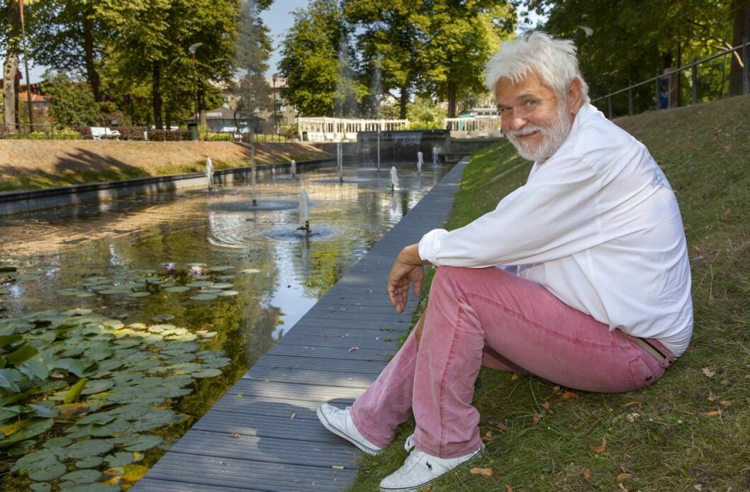 Hasse Andersson tar en paus vid vattnet i Folkets Park. 
