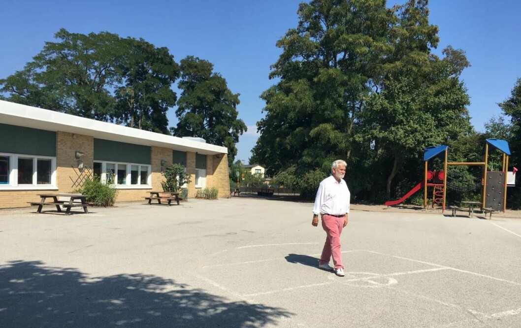 Hasse går på skolgården