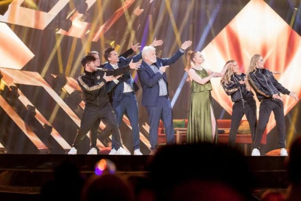 Hasse Andersson både dansar, spexar och sjunger tillsammans med sina programledarkolleger David Lindgren och Clara Henry i kvällens show. Bild: Mattz Birath