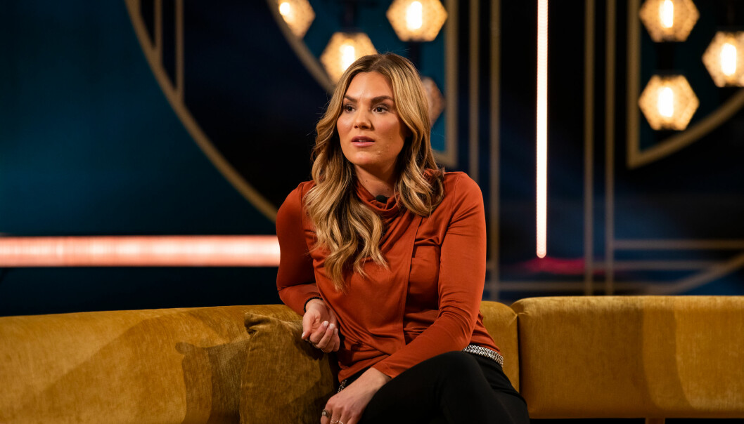 Dottern Sophie Jahn har tidigare berättat om skräckupplevelserna på hästgården under uppväxten. Här för SVT:s Carina Bergfeldt. Dottern Sophie berättar om livet på Skräckgården i SVT