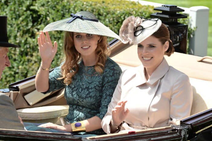 Prinsessorna Beatrice och Eugenie vid en formell tillställning