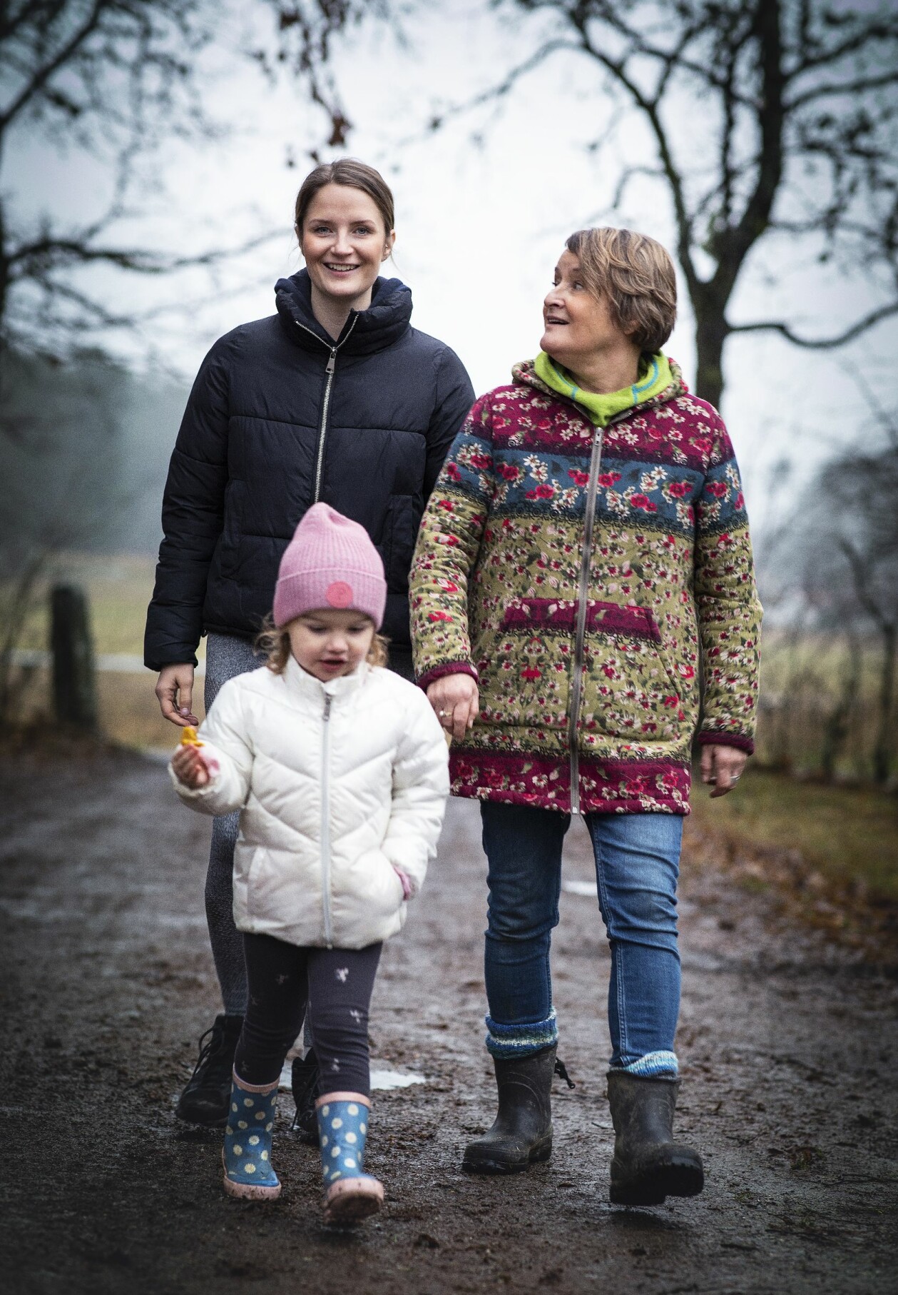 Sedan coronapandemin startade har Hedda och dottern Bianca umgåtts med mamma/mormor Åsa utomhus. Hedda och dottern Bianca träffar mamma/mormor Åsa utomhus under coronapandemin.