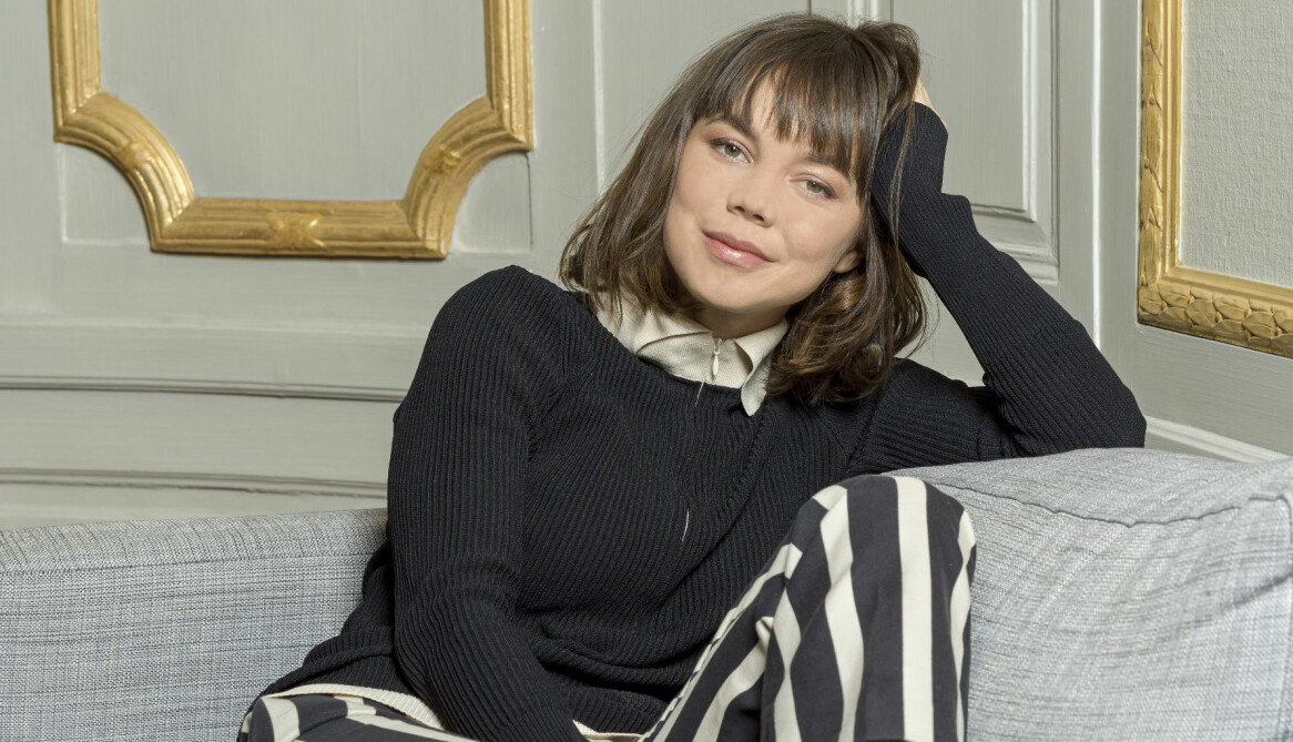 Hedda Stiernstedt är inte rädd för att säga vad hon tycker och tänker. Foto: Peter Ericsson. Hedda Stiernstedt från Vår tid är nu sitter i en soffa.