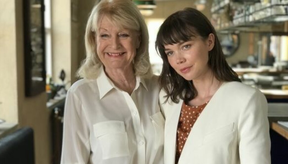 I dokuentären träffar Hedda Stiernstedt (Nina Löwander) nattklubbsdrottningen Alexandra Charles som startade förlagan till Nina's. Foto: SVT Hedda Stiernstedt tillsammans med Alexandra Chales.
