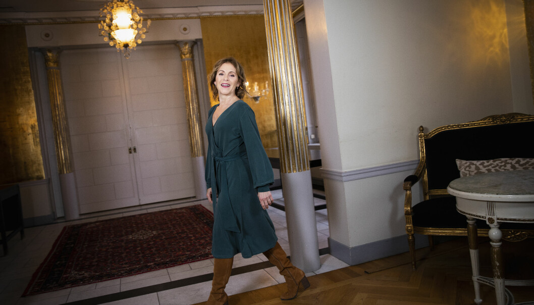Precis som de flesta inom kulturbranschen har Helen Sjöholm drabbats hårt av coronapandemin. Helen Sjöholm, aktuell med filmen Tills solen går upp, fotograferas i ett vackert rum på Grand hotel i Stockholm.