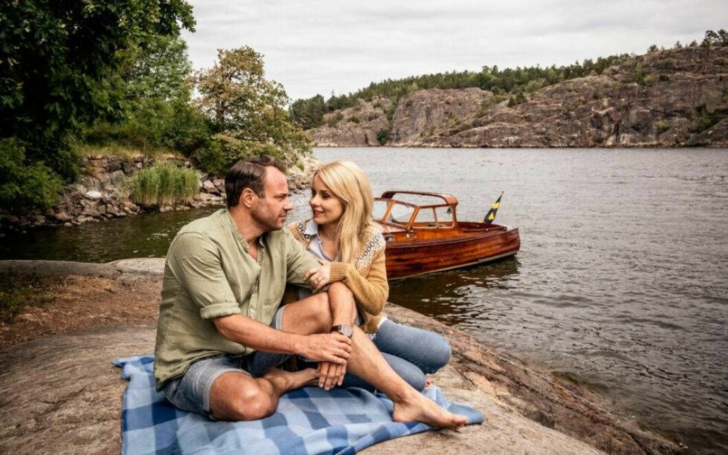 I filmen <em>Lyckligare kan ingen vara</em> gestaltar Helena och David Hellenius två gifta personer som blir kära. Foto: SF Studios Helena af Sandeberg och David Hellenius i en scen vid vattnet ur filmen Lyckligare kan ingen vara.