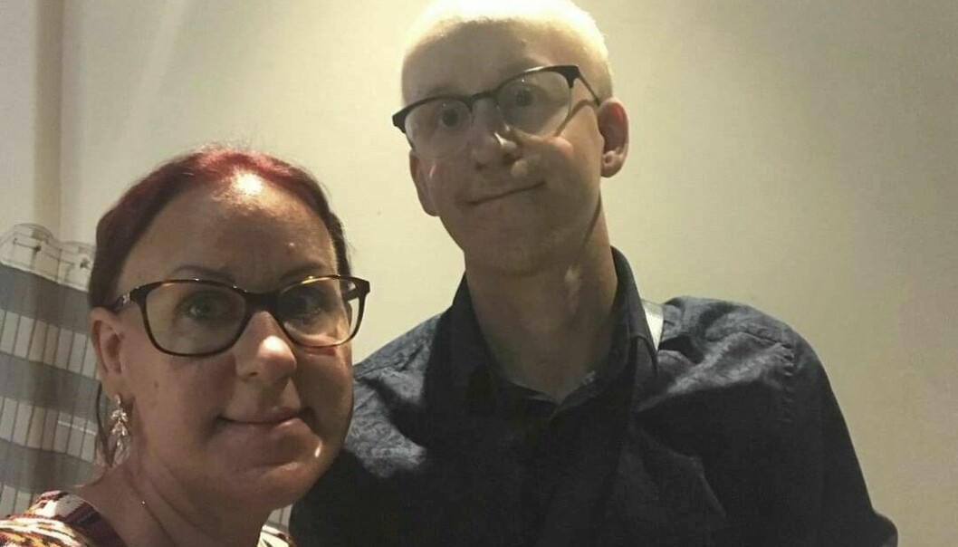 Helena och brodern James växte inte upp ihop men idag bor de grannar. Syskonen och systersonen umgås ofta. Helena står bredvid brodern James och berättar att de inte växte upp ihop men idag umgås syskonen och systersonen ofta.