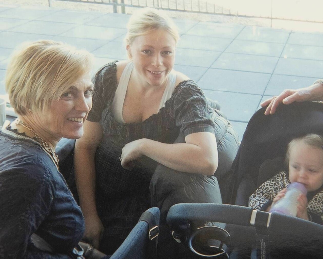 <span class="o-shortcode">Helena stod sin mamma nära. Men Louise var bättre på att finnas där för andra än att tala om sin egen oro.</span> Bild av Helena Reje, ett av hennes barn och mamma Louise som tog livet av sig.