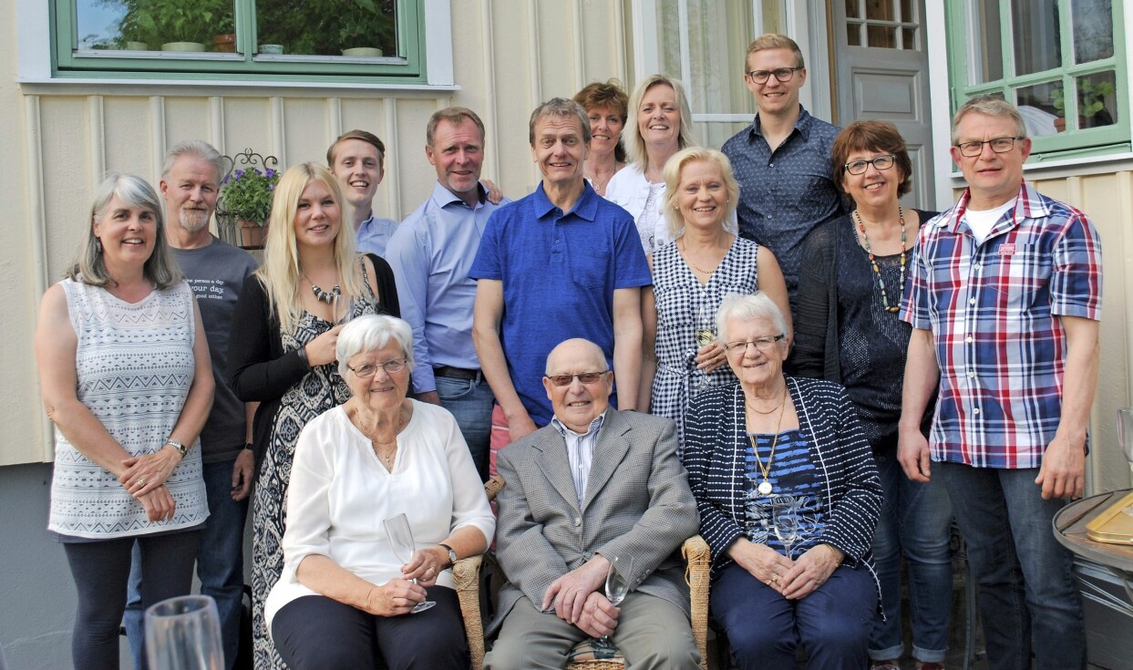 Monica och hennes Doug,
längst till vänster, fick träffa
Heléns familj och släkt när de kom
lagom till silverbröllopsfirandet. Heléns man Sören ses i blå
tröja i mitten, vid Heléns sida. Foto: Privat Monica och hennes Doug,
längst till vänster, fick träffa
Heléns familj och släkt när de kom
lagom till silverbröllopsfirandet.