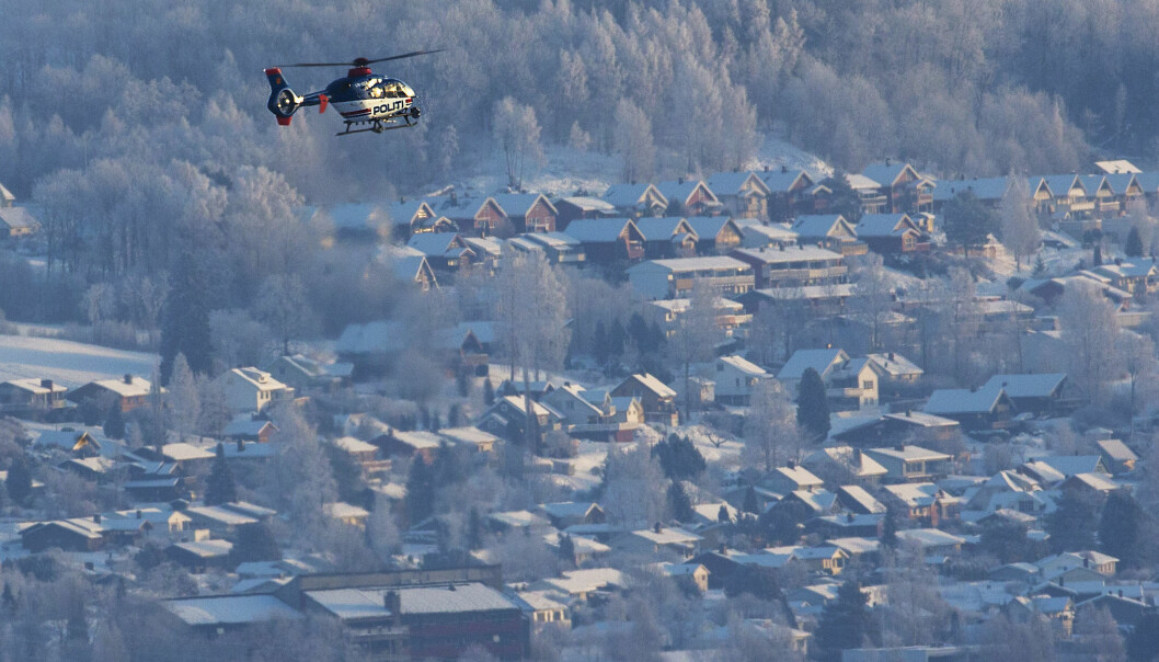 Helikopter flyger över Brumunddal under sökandet efter försvunna Janne Jemtland.