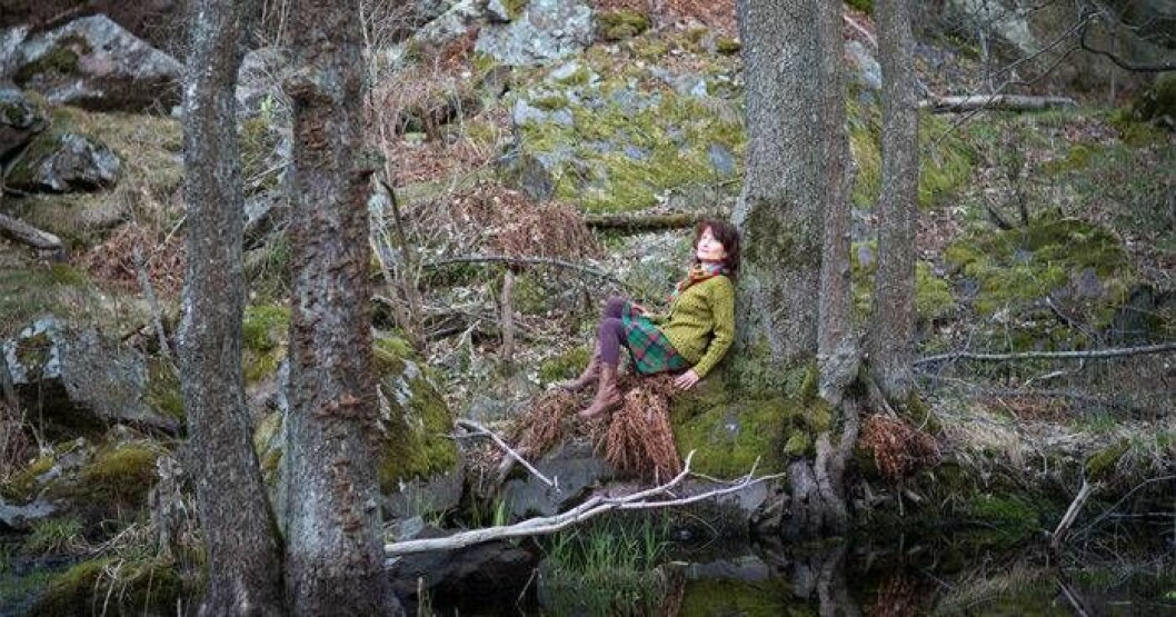 Hella leder häxvandringar och håller workshops om bland annat magiska ritualer. Naturen är en plats för att samla kraft. Hella leder häxvandringar.